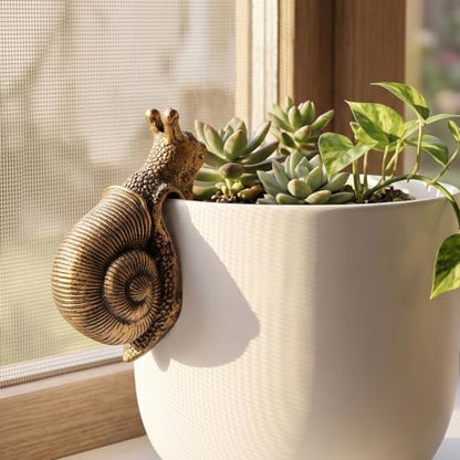 Snail Plant Pot Hanger, Mini Resin Climbing Snail Figurine Flower Pot Hugger, Funny Animal Statue Ornament for Indoor Outdoor Garden Yard Patio, Gift for Plant Lovers - style: Snail